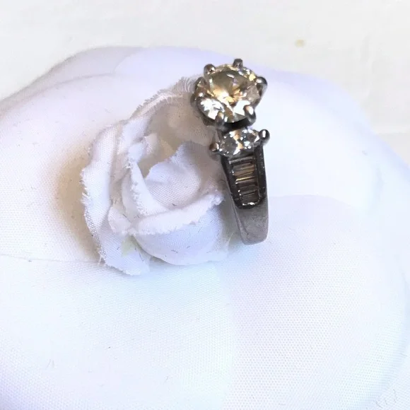 VINTAGE PLATINUM DIAMOND RING ROUND STONE MARQUISE - Picture 3 of 16